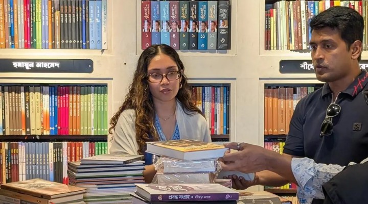 বাতিঘরে জাইমা রহমান, সংগ্রহ করলেন যেসব লেখকদের বই